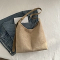 Khakifarbene Veloursleder-Tragetasche für Damen mit verstellbarem Schultergurt und viel Platz - Khaki