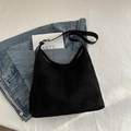 Minimalistische Hobo-Tasche aus schwarzem Wildleder mit silberner Schnalle - Schwarz