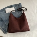 Minimalistische weinrote Wildleder-Tote mit Lederriemen und Kontrastnähten - Braun