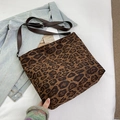 Leopard-Shopper aus Wildlederimitat mit braunen Lederriemen und verstellbarer Schnalle - Leopard Braun