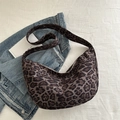 Grande borsa tote leopardata in tela con un'ampia tracolla dal design moderno - Marrone