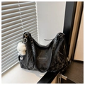 Détails de la texture plissée du sac cabas en similicuir noir avec un pendentif ours blanc - Noir Avec Pendentif