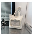 Detalle del bolso tote de PU blanco con bolsillo de malla transparente y textura arrugada - Blanco