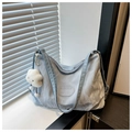 Détail d'un sac à bandoulière plissé bleu clair de grande capacité avec breloque nuage - Bleu avec pendentif