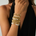 Mehrlagiges Armband-Set mit Kunstperlen und goldenen Perlen am Modell getragen - Gold Ton Mehrlagiger Stapelstil (6345)
