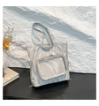 Detalle de bolso tote plateado metalizado con textura plisada y bolsillo de malla con cremallera - Plateado