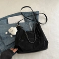 Sac bandoulière noir plissé avec chaîne argentée et pendentif nuage blanc - Avec Pendentif Nuage / Noir