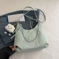 Sac bandoulière plissé vert menthe avec chaîne métallique et breloque petit nuage - Avec Pendentif Nuage / Vert