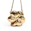 Elegante goldene Abendtasche in Blumenform mit Metallic-Finish und langer Schlangenkette - Gold