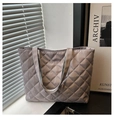 Dettaglio del motivo trapuntato a rombi su una borsa tote capiente viola polvere - Grigio