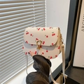 Borsa a sella bianca con stampe di ciliegie rosse e fibbia dorata a ferro di cavallo - Bianco
