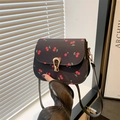 Borsa a sella nera con stampa di ciliegie rosse e fibbia a U in metallo dorato lucido - Nero