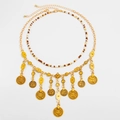 Collier doré à deux rangs avec perles blanches et pendentifs de pièces gravées - Doré