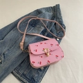 Bolso bandolera rosa con estampado de cerezas y cierre de herradura sobre denim - Rosa