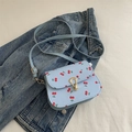 Bolso bandolera azul claro con estampado de cerezas, cierre dorado y correa fina - Azul