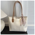 Dettaglio della borsa tote beige con manici marroni e foulard a scacchi decorativo - Bianco