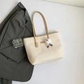 Bolso tote beige con relieve de dibujos y colgante de peluche para uso cotidiano - Con Colgante de Peluche / Caqui