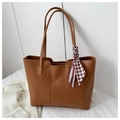 Borsa tote in ecopelle marrone con cuciture verticali e dettaglio sciarpa a quadri - Marrone Scuro