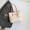 Bolso tote beige con asas rosas, relieve de dibujos animados y colgante suave - Con Colgante de Peluche / Rosa