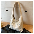 Detail van de gebroken witte PU-leren hobo tas met een elegante strik op donkere basis - Wit