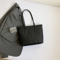 Elegante bolso tote negro con diseño de grafiti en relieve y correa para uso diario - Sin Colgante / Negro