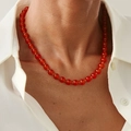 Macrodetail van een natuurlijke rode agaat kralenketting gedragen op een wit overhemd - Rood (7319)