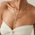 Vue détaillée d'un collier doré multi-rangs avec croix et perles de couleur sur mannequin - Or (6511)