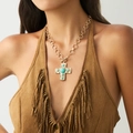 Collar boho con cruz dorada, piedras turquesas y cierre de palanca en modelo - Dorado