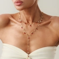 Collier double couche doré avec pendentifs cerises émaillés et diamants sur un mannequin - Style Cerise Émaillée à Couches (06447) / Or-06447