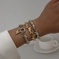 Set di tre braccialetti con perline irregolari e ciondolo a cuore dorato sul polso - Braccialetto con Chiusura in Colori Misti (6411)