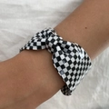 Nahaufnahme eines Harz-Armreifs mit Schleife und Retro-Schwarz-Weiß-Karomuster - Schleife Offenes Armband / Schwarz-Weißes Schachbrett