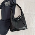 Bolso retro negro de cuero sintético con lazo decorativo y correa de hombro ancha - Negro