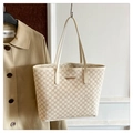 Dettaglio della borsa tote bianco sporco con motivo M e placca logo in metallo JINGPIN - Bianco