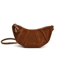 Borsa a mezzaluna in camoscio marrone scuro con tracolla regolabile e texture a pieghe su bianco - Marrone