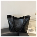 Dettaglio della borsa tote nera gotica con trama unica a rilievo di scheletro in 3D - Nero
