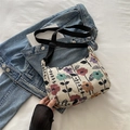 Sac hobo vintage en jacquard floral avec bandoulière noire réglable et motifs - Noir