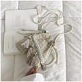 Détail du sac seau en tweed avec sequins argentés et breloque pompon bohème - Blanc