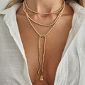 Detail van gelaagde goudkleurige kralenketting met organisch gevormde hangers - Multi-lus Ronde Kraal Y-Vorm Stijl (7290E2)