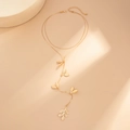 Detail van de gouden Y-vormige ketting met bladhangers en getextureerde bladnerven - Goud (07309)