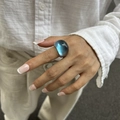 Detailansicht eines dunkelblau verlaufenden transparenten Harzrings, getragen an der Hand - Transparent Blau
