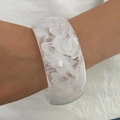 Detailansicht eines breiten, halbtransparenten weißen Marmor-Resin-Armreifs am Handgelenk - Weißes Marmormuster-0069