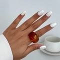 Detailansicht eines bernsteinfarbenen Harzrings mit minimalistischem Design am Modell - Amber (0935)