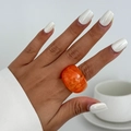 Nahaufnahme eines klobigen orangefarbenen Harzrings mit Marmorstruktur auf der Hand - Orange Yellow (0935)