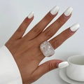 Detail eines weißen durchscheinenden Harzrings mit Marmortexur an der Hand - Transparent (0935)