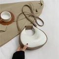 Borsa a tracolla a mezzaluna intrecciata in pelle bianca e kaki con dettagli dorati - Bianco