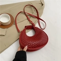 Elegante borsa a mezzaluna rossa intrecciata con tracolla e raffinati dettagli dorati - Rosso