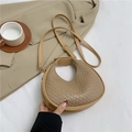 Borsa a tracolla a mezzaluna caffè chiaro con trama intrecciata e tracolla regolabile - Cachi