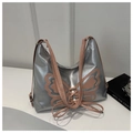 Detalle del bolso tote plateado metalizado con parche de mariposa rosa y cordones tipo Y2K - Rosa y Plata