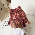 Sac seau ethnique en tweed rouge et blanc avec pompons et bandoulière variante - Rouge