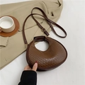 Borsa a tracolla a mezzaluna marrone intrecciata con tracolla regolabile - Marrone